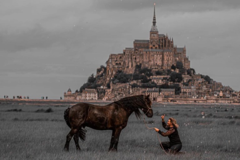 Christelle à genoux avec Arod mont saint michel en fond