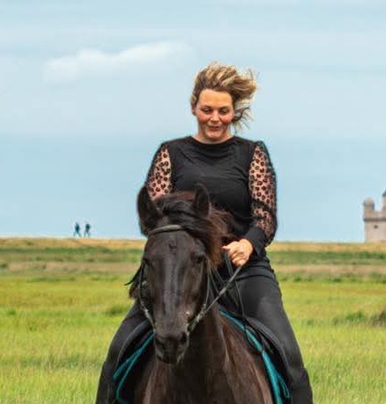 Christelle & Arod Christelle à dos de cheval mont sain michel en fond